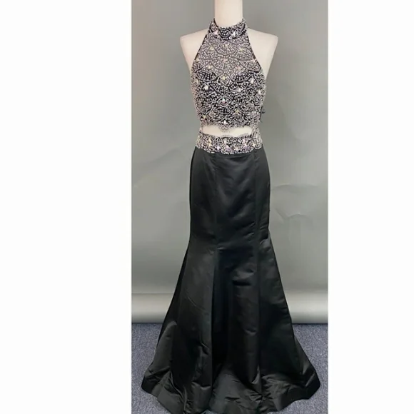 Elegant Black Evening Gown - Picture 4 of 5